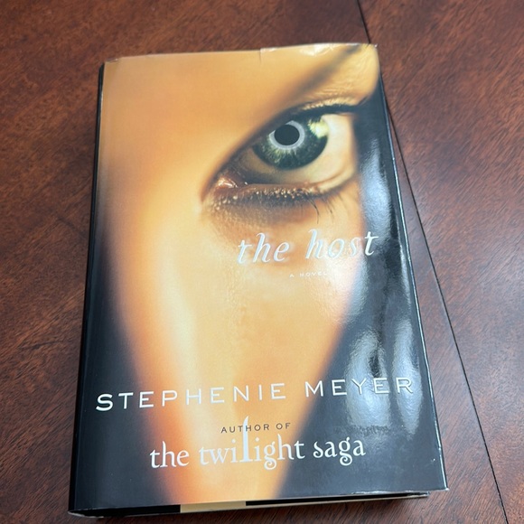 𝅺The Host Hardcover Book by Stephenie Meyer First Edition - Picture 1 of 10